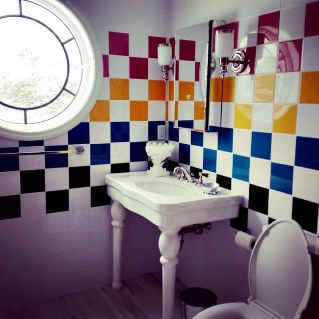 Плитки на стене расположены в разноцветной шахматной доске