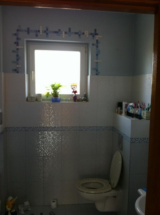 Плитки, расположенные в ванной комнате с окном