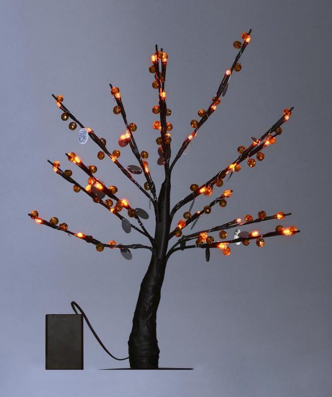 Дерево, украшенное лампами
