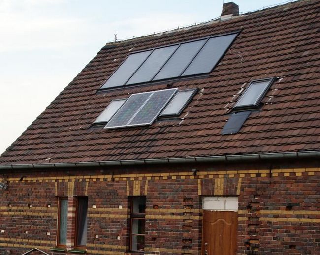 Плоские солнечные коллекторы, установленные на крыше
