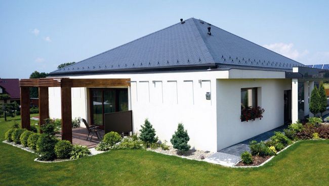 Волоконно-цементная плитка на крыше дома
