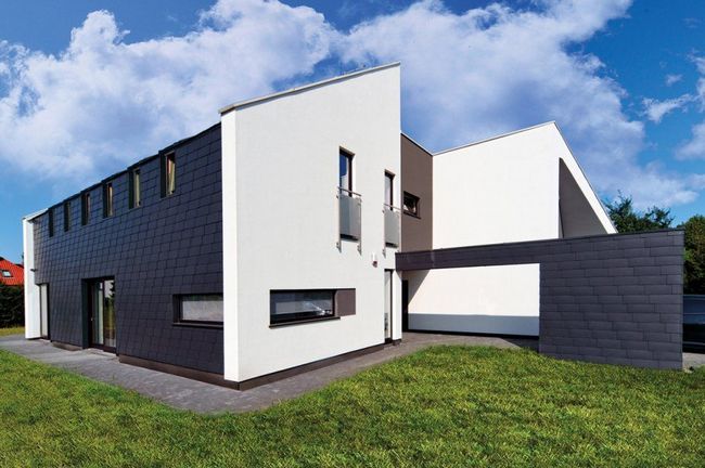 Современный характер дома подчеркивается использованием волоконно-цементной плитки