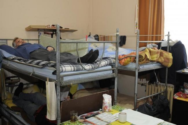 Кровати в бездомном приюте