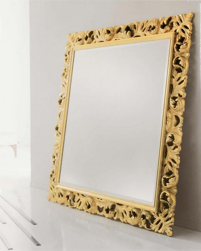 Зеркало в классическом каркасе с декорами