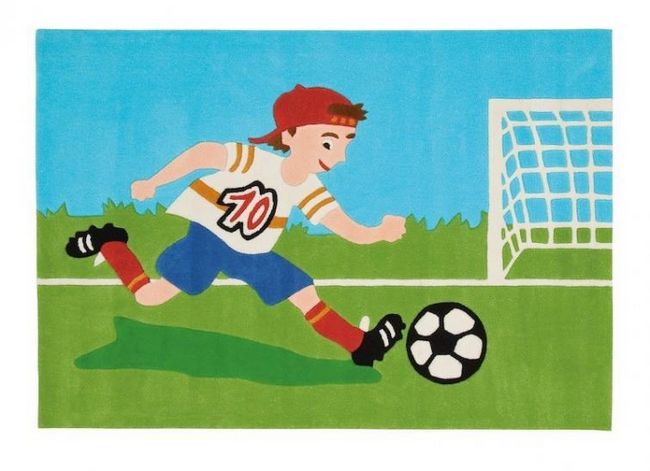 Детский ковер, показывающий игру в футбол