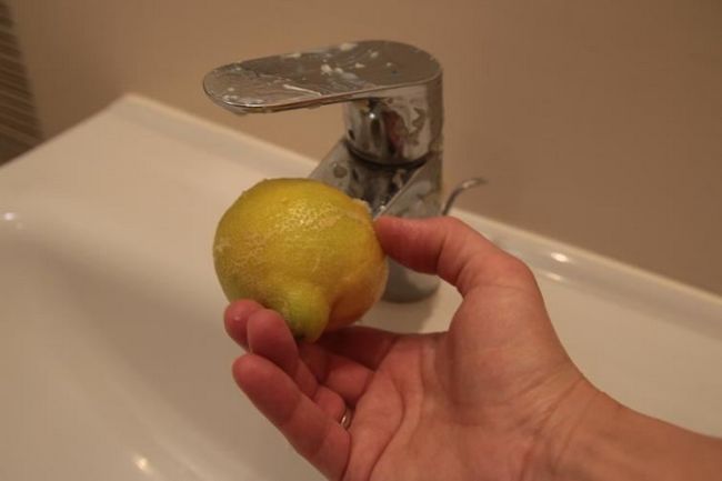 Лимон удаляет камень из батареи