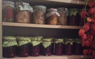 Как хранить зимние запасы: консервы, овощи, фрукты
