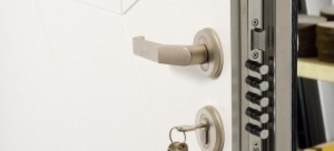 Наружные двери защищают от холода. Какую дверь выбрать и как ее монтировать