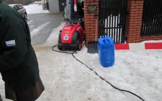 Защитите подсоединение воды к зиме, чтобы трубы не замерзали